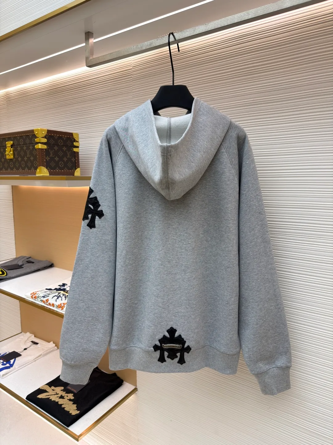 Chrome Hearts Vic custom-made leather sweatshirt ●Original version: Purchased and developed for 16999 ●Item number: 1681824-A75 ●Fabric: 100% cotton fleece fabric ●Technology: aged and oxidized ●Color: gray ●Type: loose version ●Weight: about 790g ●Size: S-M-L ●Description: The fabric is made of fleece 440g 100% cotton fleece material knitted back arm The skin is cut and cut using genuine sheepskin film, and the mold opening hardware is aged and oxidized. The overall wiring is straight and delicate, the fabric is comfortable and soft, and the color is consistent without color difference. It can be matched with the same style to create a fashionable look and control various occasions. Customized accessories, complete with three standards, same style for men and women!